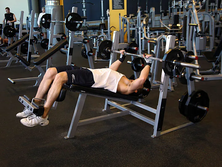 Decline Barbell Bench Press: starting position