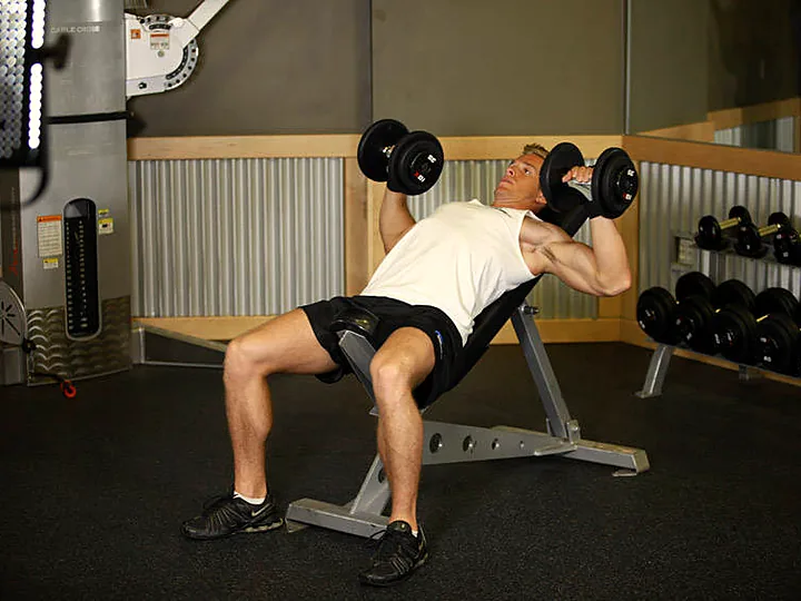 Incline Dumbbell Press: starting position