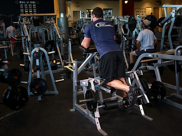 Standing Leg Curl: starting position